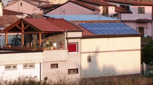 IMPIANTO FOTOVOLTAICO SU PENSILINA PER TERRAZZO IN LEGNO